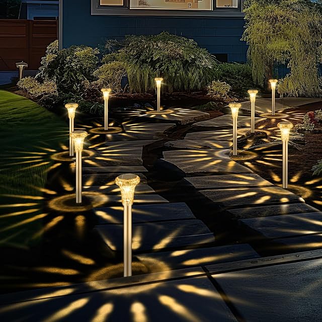 Lampade solari da vialetto SonPen con teste tagliate a diamante in un giardino
